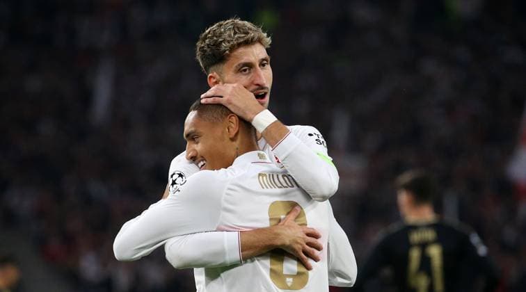 01.10.2024 Stuttgart , Champions League Fußball VfB Stuttgart vs. Sparta Prag, Jubel über das Tor zum 1:0, v.l. Torschütze Enzo Millot, Atakan Karazor (VfB) Gemäß den Vorgaben der DFL Deutschen Fuï¬‚ball Liga ist es untersagt, in dem Stadion und oder vom Spiel angefertigte Fotoaufnahmen in Form von Sequenzbildern und oder videoähnlichen Fotostrecken zu verwerten bzw. verwerten zu lassen.