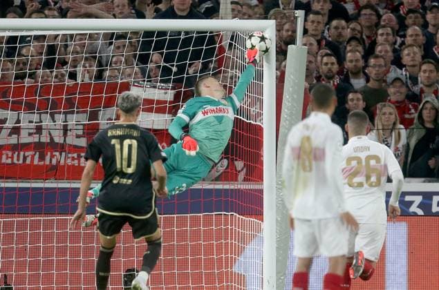 Der Freistoss von Kaan Kairinen (Sparta Prag) geht gen au ins Toreck. Alexander Nübel (VfB) kommt nicht an den Ball . Fussball: Champions League : Saison 24 25: VfB Stuttgart - AC Sparta Prag, Fussball Bundesliga, 01.10.2024.