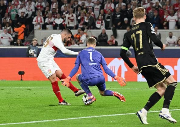 01.10.2024, xsltx, Fussball UEFA Champions League, VfB Stuttgart - Sparta Prag emspor, v.l. Deniz Undav (VfB Stuttgart) scheitert an Peter Vindahl (Sparta Prag) (DFL DFB REGULATIONS PROHIBIT ANY USE OF PHOTOGRAPHS as IMAGE SEQUENCES and or QUASI-VIDEO)