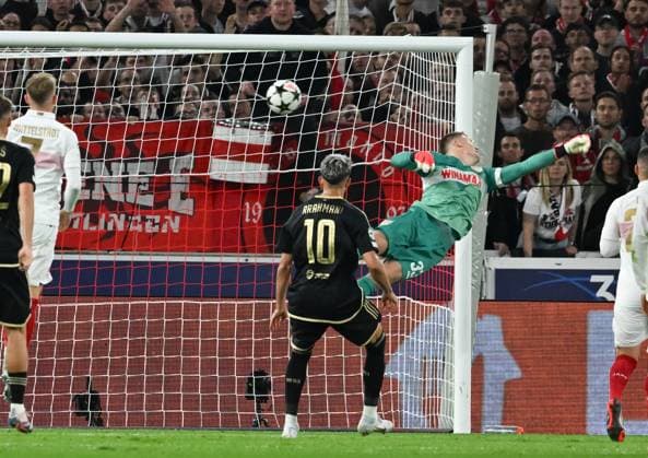 01.10.2024, xsltx, Fussball UEFA Champions League, VfB Stuttgart - Sparta Prag emspor, v.l. Kaan Kairinen (Sparta Prag - nicht im Bild) zirkelt per Freistoß den Ball ins Tor von Alexander Nübel (VfB Stuttgart) (DFL DFB REGULATIONS PROHIBIT ANY USE OF PHOTOGRAPHS as IMAGE SEQUENCES and or QUASI-VIDEO)