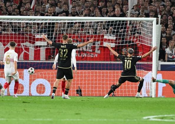 01.10.2024, xsltx, Fussball UEFA Champions League, VfB Stuttgart - Sparta Prag emspor, v.l. Kaan Kairinen (Sparta Prag - nicht im Bild) zirkelt per Freistoß den Ball ins Tor von Alexander Nübel (VfB Stuttgart) (DFL DFB REGULATIONS PROHIBIT ANY USE OF PHOTOGRAPHS as IMAGE SEQUENCES and or QUASI-VIDEO)