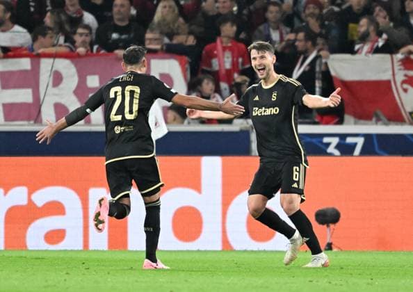01.10.2024, xsltx, Fussball UEFA Champions League, VfB Stuttgart - Sparta Prag emspor, v.l. Qazim Laci (Sparta Prag) beglückwünscht Kaan Kairinen (Sparta Prag) zu seinem traumhaften Freistoßtor (DFL DFB REGULATIONS PROHIBIT ANY USE OF PHOTOGRAPHS as IMAGE SEQUENCES and or QUASI-VIDEO)