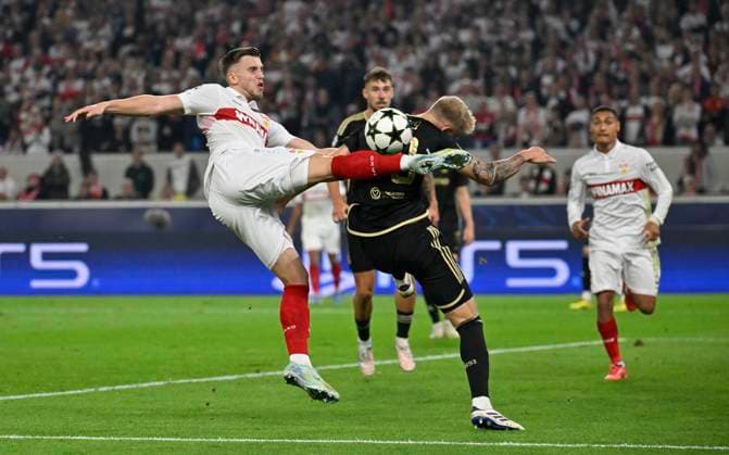 Torschuss Aktion Torchance Ermedin Demirovic VfB Stuttgart (09) geblockt von Jaroslav Zeleny AC Sparta Praha Prag (30) Champions League VfB Stuttgart vs AC Sparta Prag 01.10.2024 DFL REGULATIONS PROHIBIT ANY USE OF PHOTOGRAPHS AS IMAGE SEQUENCES AND OR QUASI-VIDEO VfB Stuttgart vs AC Sparta Prag