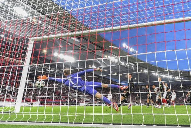Tor zum 1:0 durch Enzo Millot (VfB Stuttgart, 08) im Bild Peter Vindahl (AC Sparta Prag, 01), Hintertorkamera, Hintertorperspektive GER, VfB Stuttgart vs. AC Sparta Prag, Fussball, Herren, UEFA Champions League, 2. Spieltag, Spielzeit 2024 2025, 01.10.2024, GER, VfB Stuttgart vs. AC Sparta Prag, Fussball, Herren, UEFA Champions League, 2. Spieltag, Spielzeit 2024 2025, 01.10.2024 Stuttgart Copyright: xEibner-Pressefoto WolfgangxFrankx EP_WFK