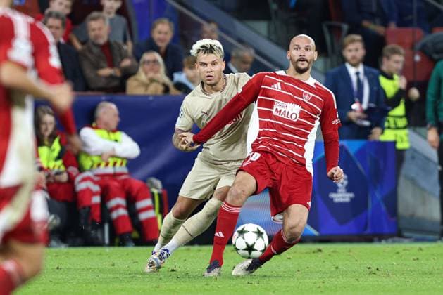 SOCCER - UEFA CL, RBS vs Brest SALZBURG,AUSTRIA,01.OCT.24 - SOCCER - UEFA Champions League, Red Bull Salzburg vs Stade Brestois 29. Image shows Kamil Piatkowski (RBS) and Ludovic Ajorque (Brest).  GEPAxpictures xMathiasxMandl