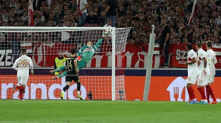 01.10.2024 Stuttgart , Champions League Fußball VfB Stuttgart vs. Sparta Prag, Tor zum 1:1 durch Torschütze Kaan Kairinen (Prag, nicht auf Foto), Torwart Alexander Nübel (VfB) kann den Ball nicht mehr halten Gemäß den Vorgaben der DFL Deutschen Fuï¬‚ball Liga ist es untersagt, in dem Stadion und oder vom Spiel angefertigte Fotoaufnahmen in Form von Sequenzbildern und oder videoähnlichen Fotostrecken zu verwerten bzw. verwerten zu lassen.