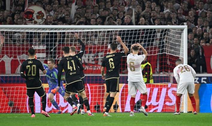 Strafraumszene, Torraumszene Enttaeuschung enttaeuscht nach vergebener Torchance Gestik Geste Angelo Stiller VfB Stuttgart (06) Deniz Undav VfB Stuttgart (26) Champions League VfB Stuttgart vs AC Sparta Prag 01.10.2024 DFL REGULATIONS PROHIBIT ANY USE OF PHOTOGRAPHS AS IMAGE SEQUENCES AND OR QUASI-VIDEO VfB Stuttgart vs AC Sparta Prag