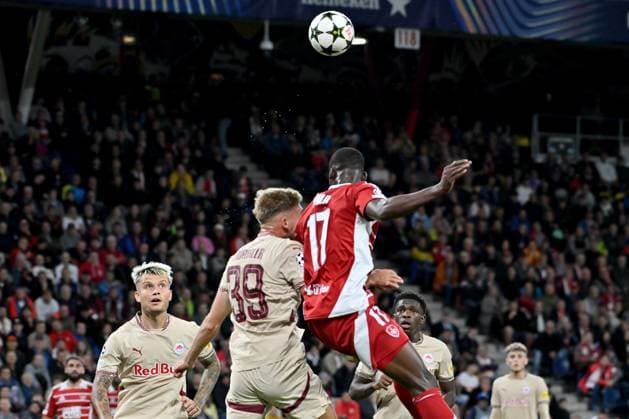 Abdallah Sima of Brest (R) in action against Leandro Morgalla of Salzburg (L) during the UEFA Champions League, League phase football match between Salzburg and Brest FOOTBALL : Salzbourg Vs Brest - Ligue des Champions - 01 10 2024 IgorKupljenik Panoramic 