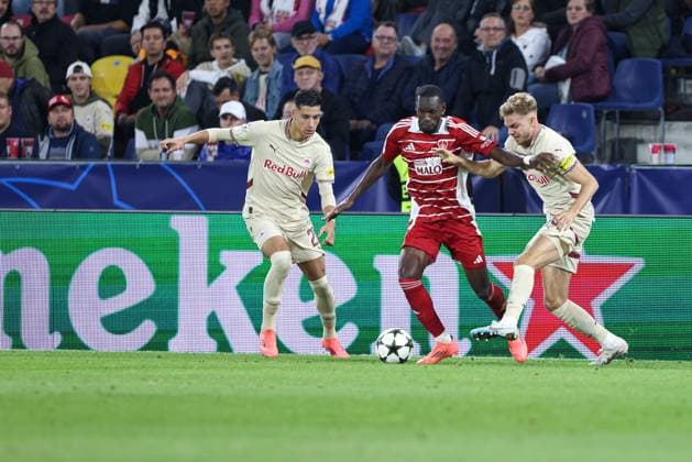 SOCCER - UEFA CL, RBS vs Brest SALZBURG,AUSTRIA,01.OCT.24 - SOCCER - UEFA Champions League, Red Bull Salzburg vs Stade Brestois 29. Image shows Adam Daghim (RBS), Abdallah Sima (Brest) and Leandro Morgalla (RBS).  GEPAxpictures xMathiasxMandl