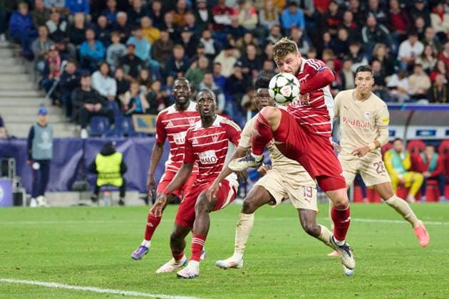 Salzburg, Österreich 01. Oktober 2024: Champions League - 2024 2025 - RB Salzburg vs. Stade Brestois 29 Im Bild: v. li. im Zweikampf Karim Konate (RB) und Hugo Magnetti (Brest) Red Bull Arena Copyright: xFotostandx xWassmuthx