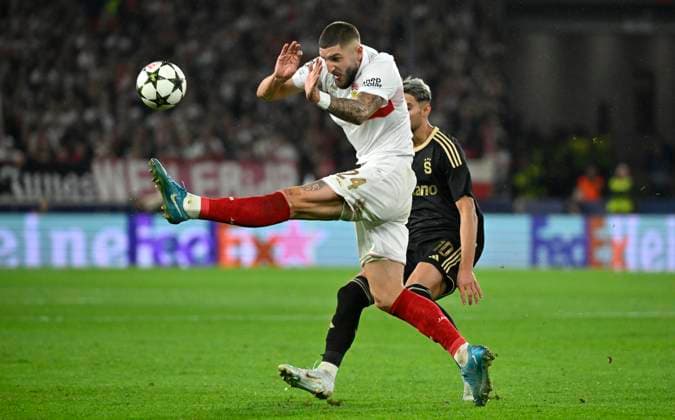 Zweikampf, Aktion Jeff Chabot VfB Stuttgart (24) gegen Albion Rrahmani AC Sparta Praha Prag (10) Champions League VfB Stuttgart vs AC Sparta Prag 01.10.2024 DFL REGULATIONS PROHIBIT ANY USE OF PHOTOGRAPHS AS IMAGE SEQUENCES AND OR QUASI-VIDEO VfB Stuttgart vs AC Sparta Prag