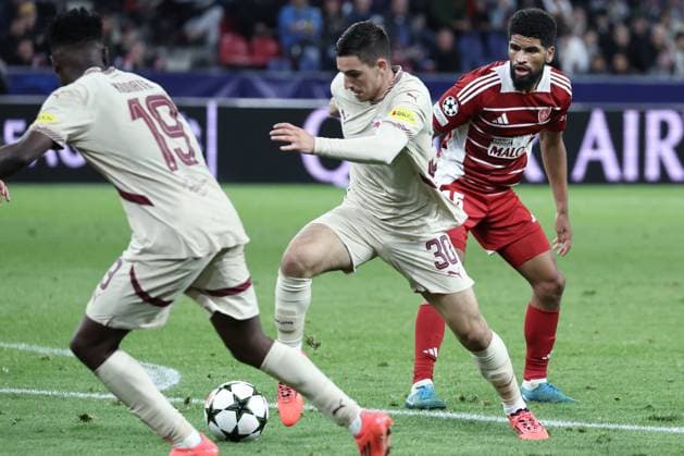 SOCCER - UEFA CL, RBS vs Brest SALZBURG,AUSTRIA,01.OCT.24 - SOCCER - UEFA Champions League, Red Bull Salzburg vs Stade Brestois 29. Image shows Oscar Gloukh (RBS) and Mahdi Camara (Brest).  GEPAxpictures xDavidxGeieregger