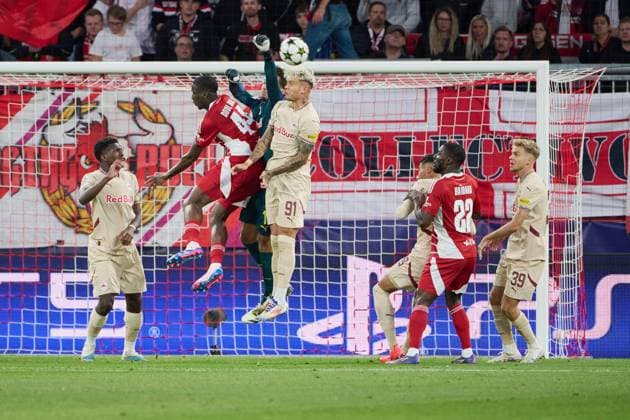 Salzburg, Österreich 01. Oktober 2024: Champions League - 2024 2025 - RB Salzburg vs. Stade Brestois 29 Im Bild: v. li. im Zweikampf Torwart Janis Blaswich (RB), Mahdi Camara (Brest) und Kamil Piatkowski (RB) Red Bull Arena Copyright: xFotostandx xWassmuthx