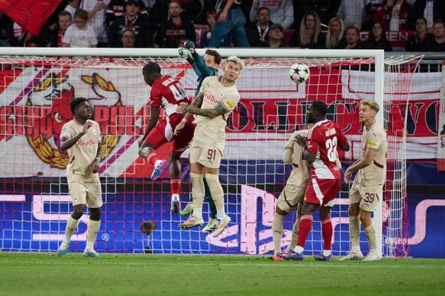 Salzburg, Österreich 01. Oktober 2024: Champions League - 2024 2025 - RB Salzburg vs. Stade Brestois 29 Im Bild: v. li. im Zweikampf Torwart Janis Blaswich (RB), Mahdi Camara (Brest) und Kamil Piatkowski (RB) Red Bull Arena Copyright: xFotostandx xWassmuthx