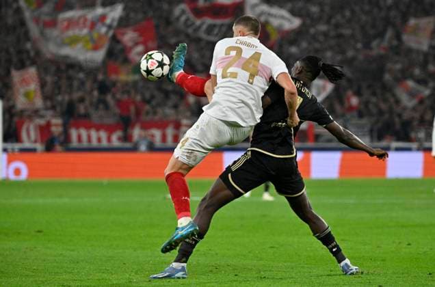 Zweikampf, Aktion Jeff Chabot VfB Stuttgart (24) gegen Victor Olatunji AC Sparta Praha Prag (07) Champions League VfB Stuttgart vs AC Sparta Prag 01.10.2024 DFL REGULATIONS PROHIBIT ANY USE OF PHOTOGRAPHS AS IMAGE SEQUENCES AND OR QUASI-VIDEO VfB Stuttgart vs AC Sparta Prag