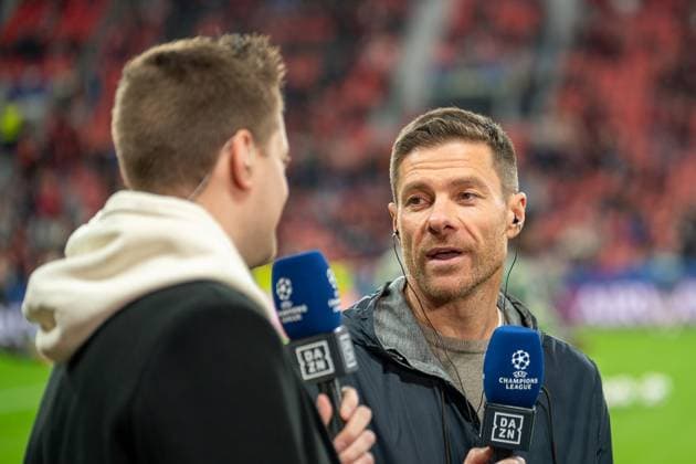 01.10.2024, Fussball: UEFA Champions League, Saison 2024 2025, Spieltag 2, Bayer 04 Leverkusen - AC Mailand in der BayArena in Leverkusen. Xabi Alonso (Bayer 04 Leverkusen, Trainer) im Interview bei DAZN. Foto: Kirchner-Media TH Copyright: xKirchner-Media THx