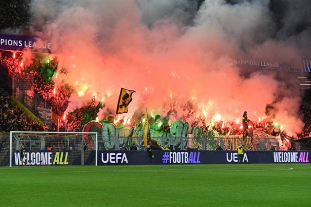 Fußball Champions League 2. Spieltag Borussia Dortmund - Celtic Glasgow am 01.10.2024 im Signal Iduna Park in Dortmund Celtic Glasgow Fans zünden Bengalos Pyro Pyrotechnik Leuchtkörper Rauchbomben im Fanblock