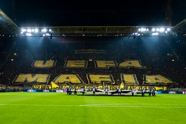 Sport Bilder des Tages 01.10.2024, Borussia Dortmund vs. Celtic Glasgow, UEFA Champions League, 2. Spieltag Die Dortmunder Fans auf der Südtribüne zeigen eine Choreografie mit der Aufschrift UEFA MAFIA. Copyright: xDavidxInderliedx