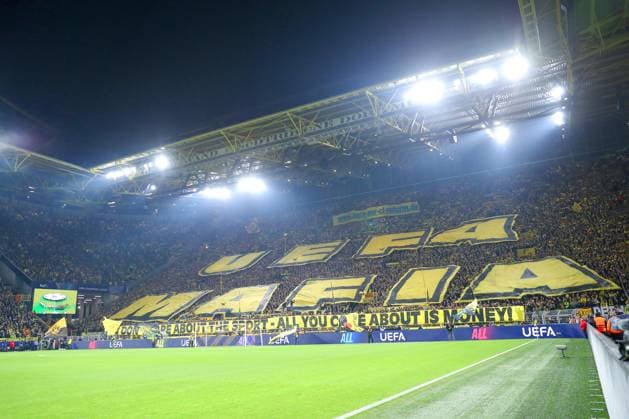 01.10.2024, Fußball, UEFA Champions League, Borussia Dortmund - Celtic Glasgow, 2. Spieltag, Signal Iduna Park, Saison 2024 2025: Choreografie der Ultras in der Gelben Wand Banner Protestbanner Schriftzug UEFA Mafia Choreo Fans Protest Fanprotest Nordrhein-Westfalen Deutschland