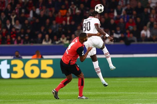 Jonathan Tah 4 (Bayer 04 Leverkusen) im Zweikampf, Aktion, mit Tammy Abraham 90 (AC Milan) Bayer 04 Leverkusen vs. AC Mailand, Fussball, UEFA Champions League, 2. Spieltag, 01.10.2024 Foto: kolbert-press Ant Palmer BayArena NRW Deutschland