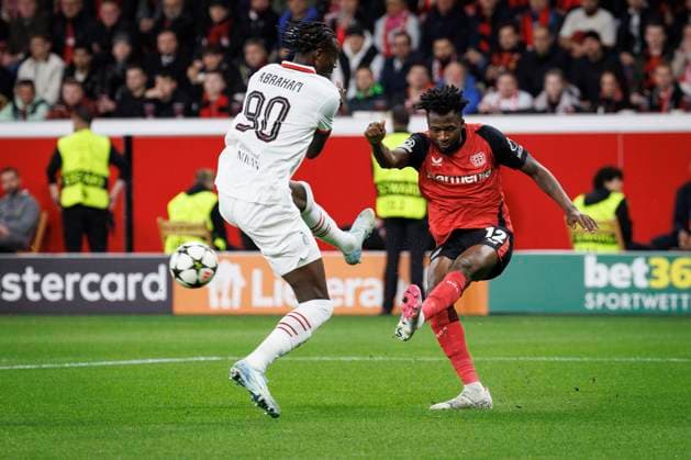 UEFA Champions League, Bayer 04 Leverkusen - AC Mailand; 01.10.2024 Edmond Tapsoba (Bayer 04 Leverkusen, 12) klärt gegen Tammy Abraham (AC Mailand, 90); UEFA Champions League, Bayer 04 Leverkusen - AC Mailand, Spieltag 2 am 01.10.2024 in der BayArena in Leverkusen. Copyright: xBEAUTIFULxSPORTS AxelxKohringx