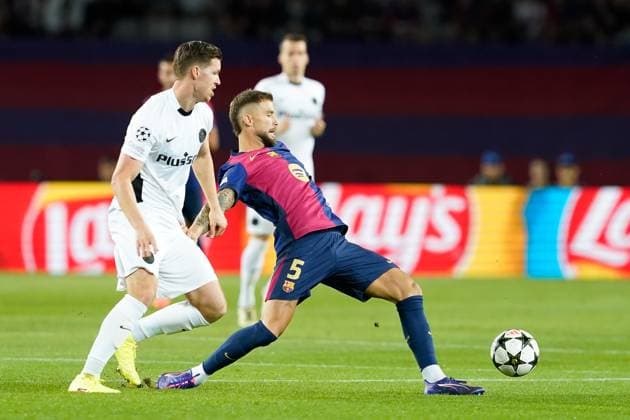 01 10 2024, Barcelona, Estadi Olimpic Lluis Companys, UEFA Champions League: FC Barcelona, Barca vs. BSC Young Boys, Cedric Itten (9 Young Boys) and Inigo Martinez (5 FC Barcelona) battle for the ball (duel) Barcelona Estadi Olimpic Lluis Companys Cataluna Spain Copyright: xJustPictures.ch DanielaxPorcellix jp-en-DaPo-20241001-_DP11936
