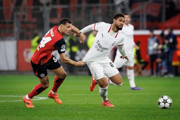 UEFA Champions League, Bayer 04 Leverkusen - AC Mailand; 01.10.2024 Granit Xhaka (Bayer 04 Leverkusen, 34) hält Ruben Loftus-Cheek (AC Mailand, 8) im Zweikampf am Trikot; UEFA Champions League, Bayer 04 Leverkusen - AC Mailand, Spieltag 2 am 01.10.2024 in der BayArena in Leverkusen. Copyright: xBEAUTIFULxSPORTS AxelxKohringx