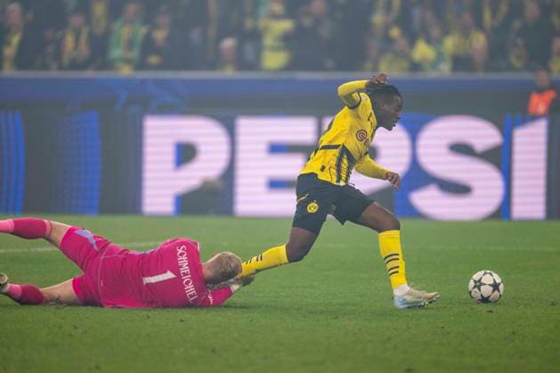 01.10.2024, Borussia Dortmund vs. Celtic Glasgow, UEFA Champions League, 2. Spieltag Celtics Torwart Kasper Schmeichel (l) foult Dortmunds Jamie Gittens zum Elfmeter zum 1:0. Copyright: xDavidxInderliedx