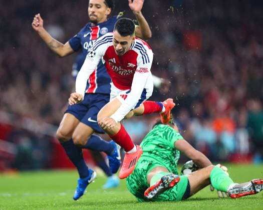 Arsenal v PSG 1 October 2024, London - UEFA Champion™s League Football - Arsenal v Paris Saint-Germain - Gabriel Martinelli of Arsenal is tripped by Paris Saint Germain goalkeeper Gianluigi Donnarumma - Photo: Charlotte Wilson Offside. London UK Copyright: xCharlottexWilsonx xOffsidexOffside