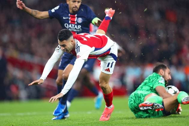 Arsenal v PSG 1 October 2024, London - UEFA Champion™s League Football - Arsenal v Paris Saint-Germain - Gabriel Martinelli of Arsenal is tripped by Paris Saint Germain goalkeeper Gianluigi Donnarumma - Photo: Charlotte Wilson Offside. London UK Copyright: xCharlottexWilsonx xOffsidexOffside