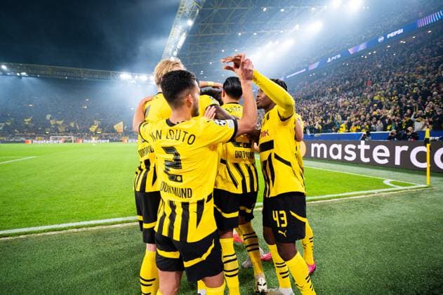 Sport Bilder des Tages 01.10.2024 - Fußball, 2024 2025, Champions League, Gruppenphase, 2. Spieltag, Borussia Dortmund - Celtic Glasgow: Jubeltraube nach dem Tor zum 1:0 von Emre Can (Dortmund), (R) Jamie Gittens (Dortmund)