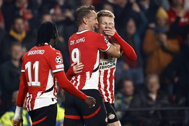 EINDHOVEN - (l-r) Johan Bakayoko of PSV Eindhoven, Luuk de Jong of PSV Eindhoven, Jerdy Schouten of PSV Eindhoven celebrate the 1-0 during the UEFA Champions league match between PSV Eindhoven and Sporting CP at Phillips stadium on Oct. 1, 2024 in Eindhoven, Netherlands. ANP MAURICE VAN STEEN UEFA Champions League 2024 25 League Phase MD2 2024 25 xVIxANPxSportx xxANPxIVx 509869732 originalFilename: 509869732.jpg