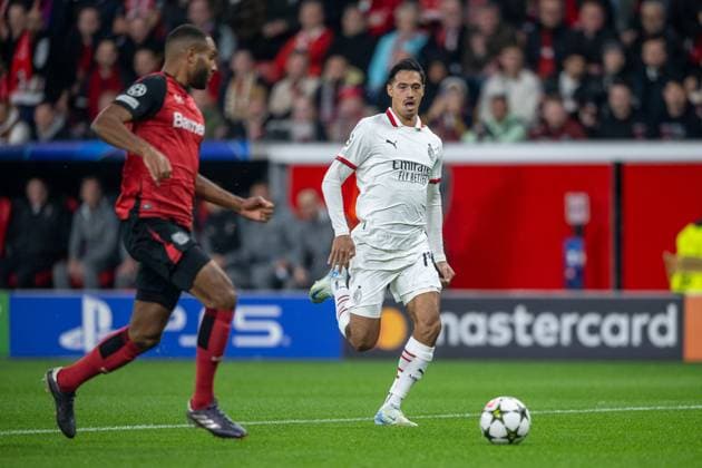 01.10.2024, Fussball: UEFA Champions League, Saison 2024 2025, Spieltag 2, Bayer 04 Leverkusen - AC Mailand in der BayArena in Leverkusen. Zweikampf zwischen 04b04 und Tijjani Reijnders (AC Mailand, 14). Foto: Kirchner-Media TH Copyright: xKirchner-Media THx