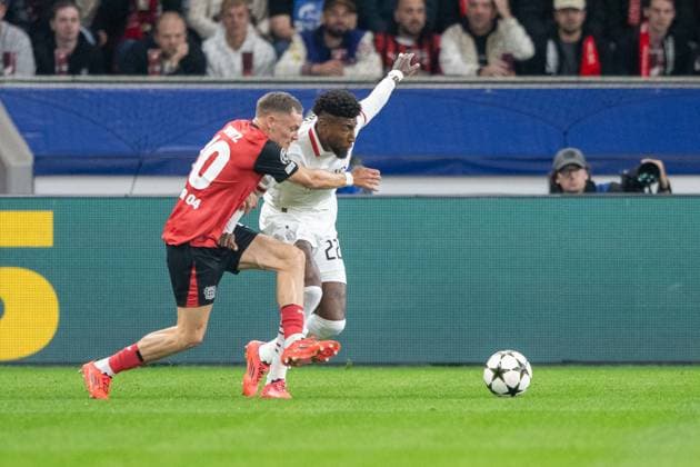 01.10.2024, Fussball: UEFA Champions League, Saison 2024 2025, Spieltag 2, Bayer 04 Leverkusen - AC Mailand in der BayArena in Leverkusen. Zweikampf zwischen Florian Wirtz (Bayer 04 Leverkusen, 10) und Emerson (AC Mailand, 22). Foto: Kirchner-Media TH Copyright: xKirchner-Media THx