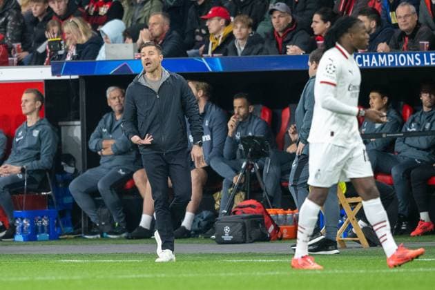 01.10.2024, Fussball: UEFA Champions League, Saison 2024 2025, Spieltag 2, Bayer 04 Leverkusen - AC Mailand in der BayArena in Leverkusen. Xabi Alonso (Bayer 04 Leverkusen, Trainer) gibt seiner Mannschaft Anweisungen. Dabei Rafael Leao (AC Mailand, 10). Foto: Kirchner-Media TH Copyright: xKirchner-Media THx