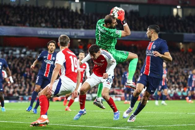 Arsenal v PSG 1 October 2024, London - UEFA Champion™s League Football - Arsenal v Paris Saint-Germain - Paris Saint Germain goalkeeper Gianluigi Donnarumma collides with Kai Havertz of Arsenal - Photo: Charlotte Wilson Offside. London UK Copyright: xCharlottexWilsonx xOffsidexOffside