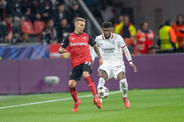 01.10.2024, Fussball: UEFA Champions League, Saison 2024 2025, Spieltag 2, Bayer 04 Leverkusen - AC Mailand in der BayArena in Leverkusen. Zweikampf zwischen Alejandro Grimaldo (Bayer 04 Leverkusen, 20) und Emerson (AC Mailand, 22). Foto: Kirchner-Media TH Copyright: xKirchner-Media THx
