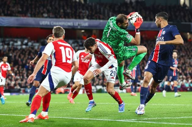 Arsenal v PSG 1 October 2024, London - UEFA Champion™s League Football - Arsenal v Paris Saint-Germain - Paris Saint Germain goalkeeper Gianluigi Donnarumma collides with Kai Havertz of Arsenal - Photo: Charlotte Wilson Offside. London UK Copyright: xCharlottexWilsonx xOffsidexOffside