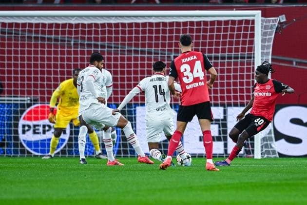 01.10.2024, Fussball, Champions League, 2. Spieltag, Saison 2024 2025, Bayer 04 Leverkusen - AC Mailand, Tijani Reijnders (AC Mailand), Jeremie Frimpong (Bayer Leverkusen), xRHR-FOTO TKx Copyright: RHR-FOTOx RHR-FOTO TK