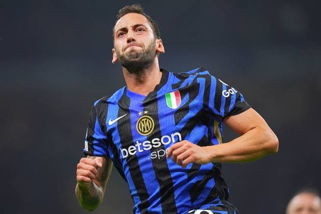 Inter Milan s Hakan Calhanoglu celebrates after scoring 1-0 during the Uefa Champions League soccer match between Inter and Fc Crvena at the San Siro Stadium in Milan, north Italy -Tuesday , October 1th , 2024. - Soccer .  Copyright: xSpada LaPressex