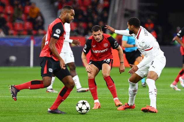 Aleix Garcia 24 (Bayer 04 Leverkusen) Jonathan Tah 4 (Bayer 04 Leverkusen) im Zweikampf, Aktion, mit Ruben Loftus-Cheek 8 (AC Milan) Bayer 04 Leverkusen vs. AC Mailand, Fussball, UEFA Champions League, 2. Spieltag, 01.10.2024 Foto: kolbert-press Ant Palmer BayArena NRW Deutschland