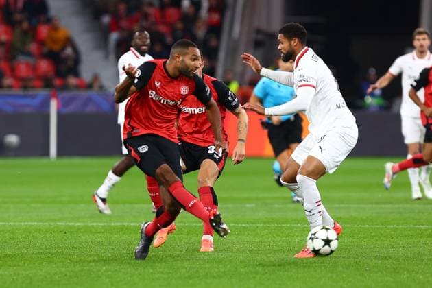 Aleix Garcia 24 (Bayer 04 Leverkusen) Jonathan Tah 4 (Bayer 04 Leverkusen) im Zweikampf, Aktion, mit Ruben Loftus-Cheek 8 (AC Milan) Bayer 04 Leverkusen vs. AC Mailand, Fussball, UEFA Champions League, 2. Spieltag, 01.10.2024 Foto: kolbert-press Ant Palmer BayArena NRW Deutschland