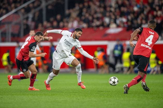 01.10.2024, Fussball: UEFA Champions League, Saison 2024 2025, Spieltag 2, Bayer 04 Leverkusen - AC Mailand in der BayArena in Leverkusen. Zweikampf zwischen Granit Xhaka (Bayer 04 Leverkusen, 34) und Ruben Loftus Cheek (AC Mailand, 08). >Davor Jonathan Tah (Bayer 04 Leverkusen, 04). Foto: Kirchner-Media TH Copyright: xKirchner-Media THx