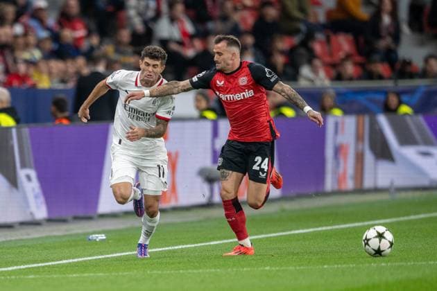 01.10.2024, Fussball: UEFA Champions League, Saison 2024 2025, Spieltag 2, Bayer 04 Leverkusen - AC Mailand in der BayArena in Leverkusen. Zweikampf zwischen Christian Pulisic (AC Mailand, 11) und Aleix Garcia (Bayer 04 Leverkusen, 24). Foto: Kirchner-Media TH Copyright: xKirchner-Media THx