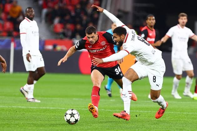 Aleix Garcia 24 (Bayer 04 Leverkusen) im Zweikampf, Aktion, mit Ruben Loftus-Cheek 8 (AC Milan) Bayer 04 Leverkusen vs. AC Mailand, Fussball, UEFA Champions League, 2. Spieltag, 01.10.2024 Foto: kolbert-press Ant Palmer BayArena NRW Deutschland