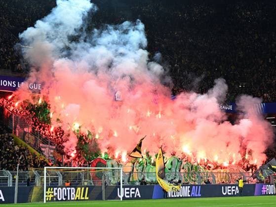Fans Celtic Fans mit Pyrotechnik waehrend des Spiels der UEFA Champions League 2024 25 Ligen-Phase 2. Spieltag zwischen Borussia Dortmund und Celtic Glasgow, SIGNAL IDUNA PARK am 01. October 2024 in Dortmund, Deutschland. (Foto von Ralf Treese DeFodi Images) +++ Fans Celtic supporters use pyrotechnics during the UEFA Champions League 2024 25 League Phase MD2 match between Borussia Dortmund and Celtic FC at Signal Iduna Park on October 1, 2024 in Dortmund, Germany. Defodi-521_BVBCEL20241001_020