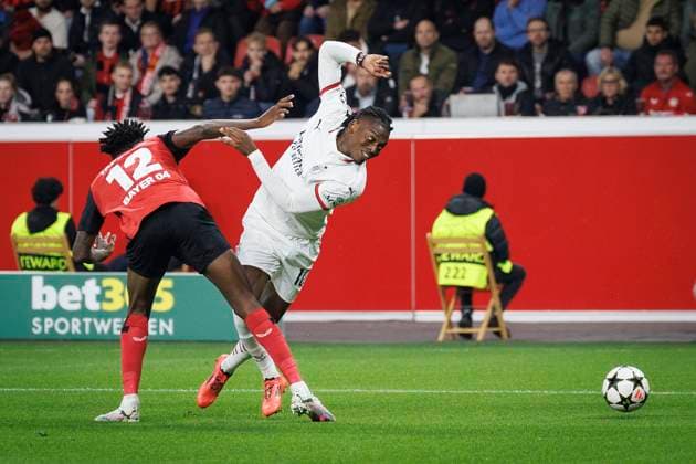 UEFA Champions League, Bayer 04 Leverkusen - AC Mailand; 01.10.2024 Rafael Leao (AC Mailand, 10) setzt sich gegen Edmond Tapsoba (Bayer 04 Leverkusen, 12) durch; UEFA Champions League, Bayer 04 Leverkusen - AC Mailand, Spieltag 2 am 01.10.2024 in der BayArena in Leverkusen. Copyright: xBEAUTIFULxSPORTS AxelxKohringx