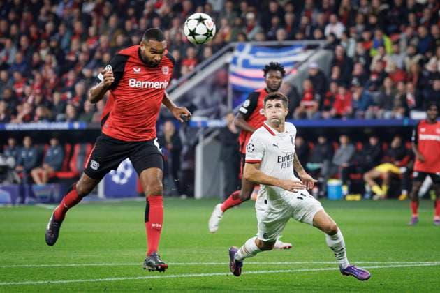 UEFA Champions League, Bayer 04 Leverkusen - AC Mailand; 01.10.2024 Jonathan Tah (Bayer 04 Leverkusen, 4) klärt per Kopf gegen Christian Pulisic (AC Mailand, 11); UEFA Champions League, Bayer 04 Leverkusen - AC Mailand, Spieltag 2 am 01.10.2024 in der BayArena in Leverkusen. Copyright: xBEAUTIFULxSPORTS AxelxKohringx