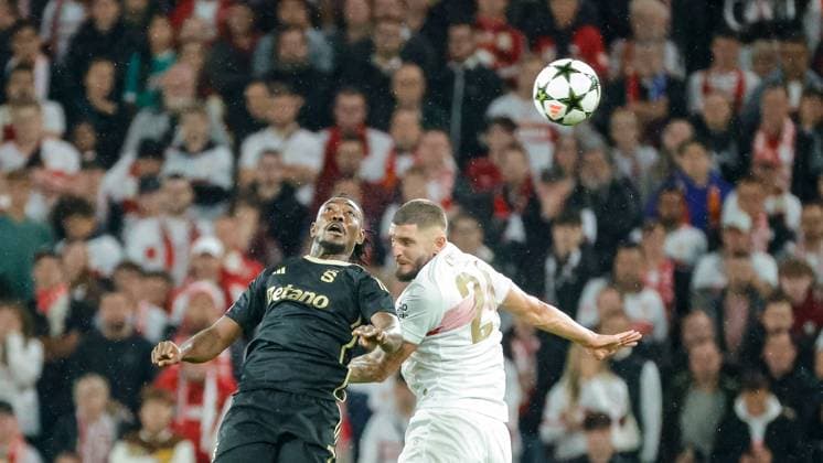 01.10.2024 Stuttgart , Champions League Fußball VfB Stuttgart vs. Sparta Prag, v.l. Victor Olatunji (Prag) Jeff Chabot (VfB) Gemäß den Vorgaben der DFL Deutschen Fuï¬‚ball Liga ist es untersagt, in dem Stadion und oder vom Spiel angefertigte Fotoaufnahmen in Form von Sequenzbildern und oder videoähnlichen Fotostrecken zu verwerten bzw. verwerten zu lassen.