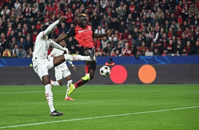 01.10.2024, xjhx, Fussball UEFA Champions League, Bayer 04 Leverkusen - AC Mailand emspor, v.l. Fikayo Tomori (AC Mailand), Victor Boniface (Bayer Leverkusen) Goal scored, erziehlt das Tor zum abseits (UEFA REGULATIONS PROHIBIT ANY USE OF PHOTOGRAPHS as IMAGE SEQUENCES and or QUASI-VIDEO) Leverkusen